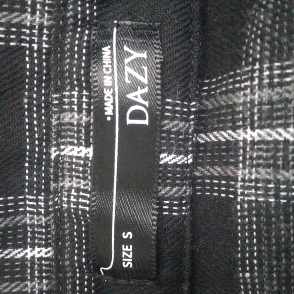 Short sleeve black button up - Picture 3 of 3